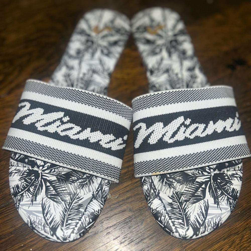 Black and White Palm Leaf Slides